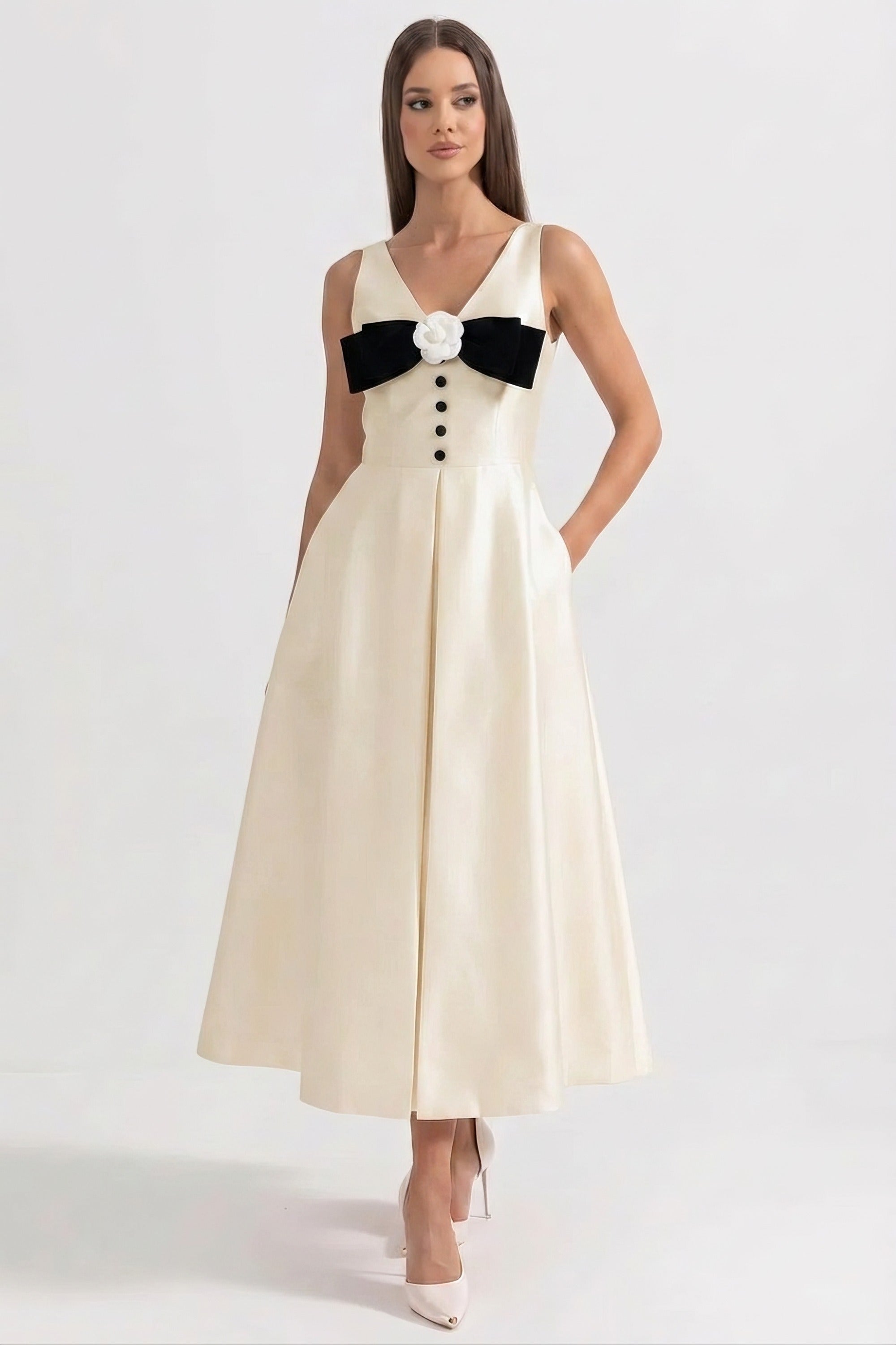 Robe longue à col halter avec nœud noir sur le buste et boutons sur le devant - Blanc 