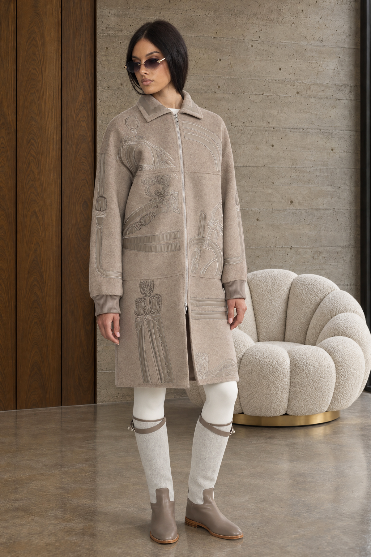 Manteau zippé en laine brodée à appliqué équestre - Taupe 