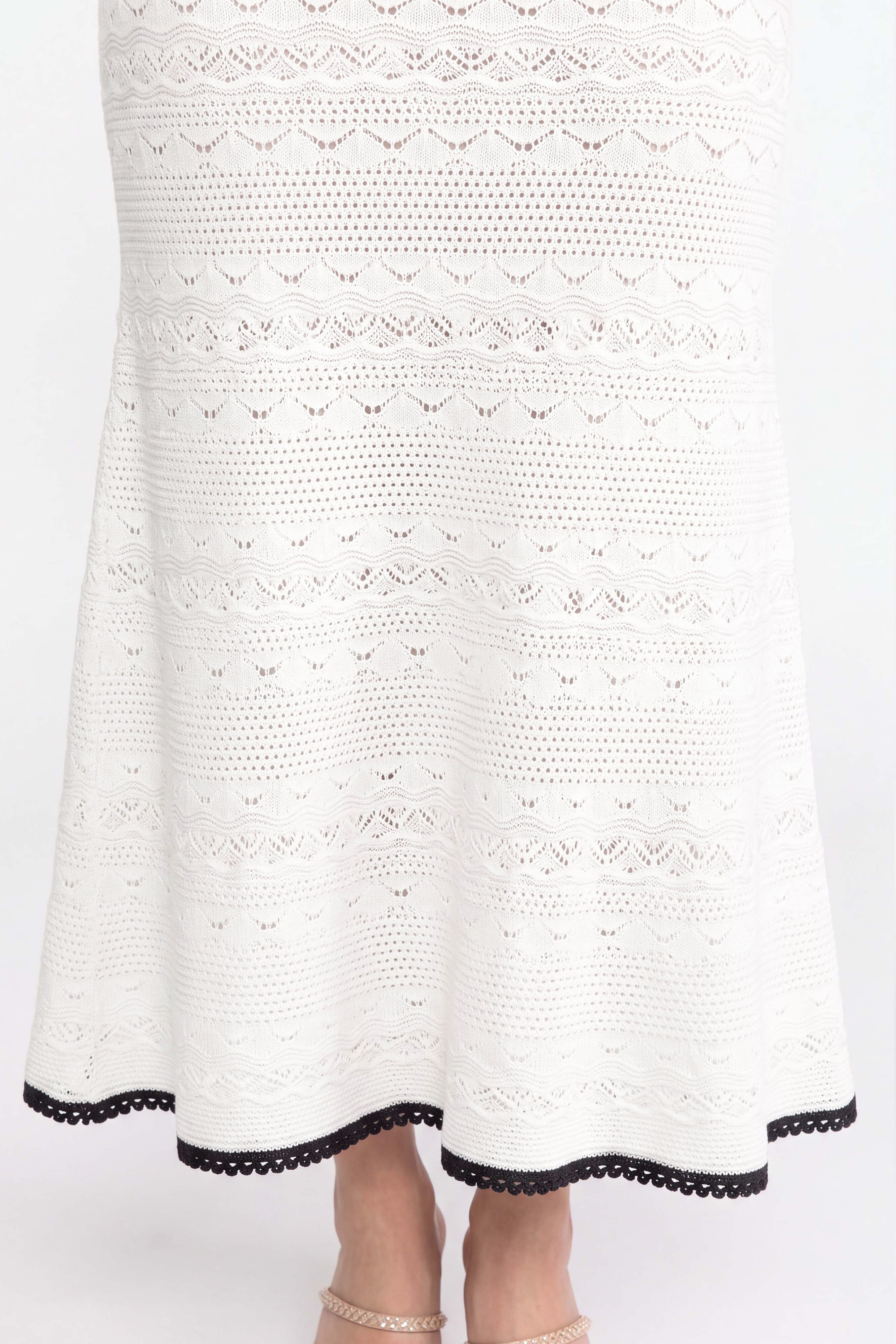 Robe midi en crochet tricotée avec bordure noire et nœud - blanche 