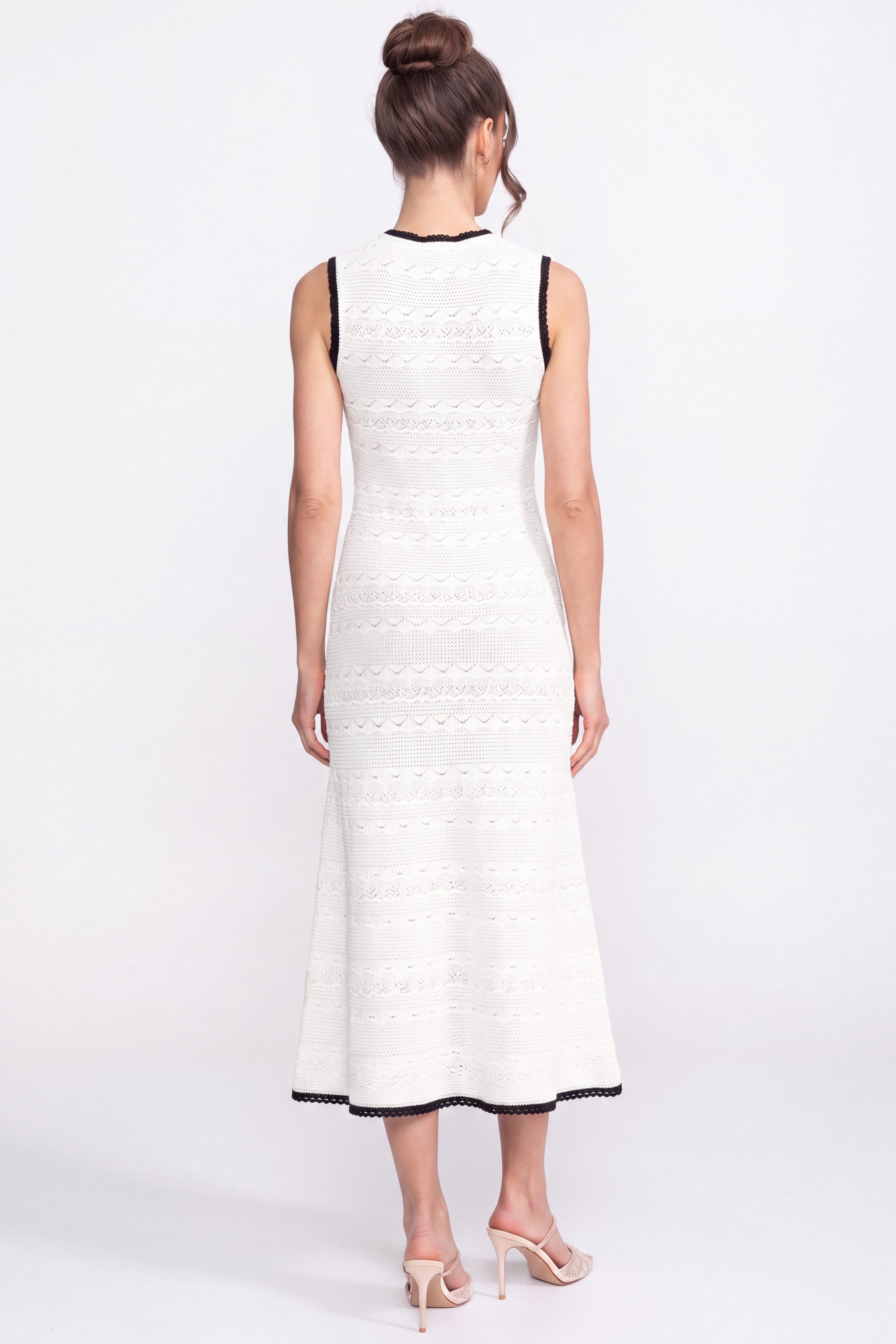 Robe midi en crochet tricotée avec bordure noire et nœud - blanche 