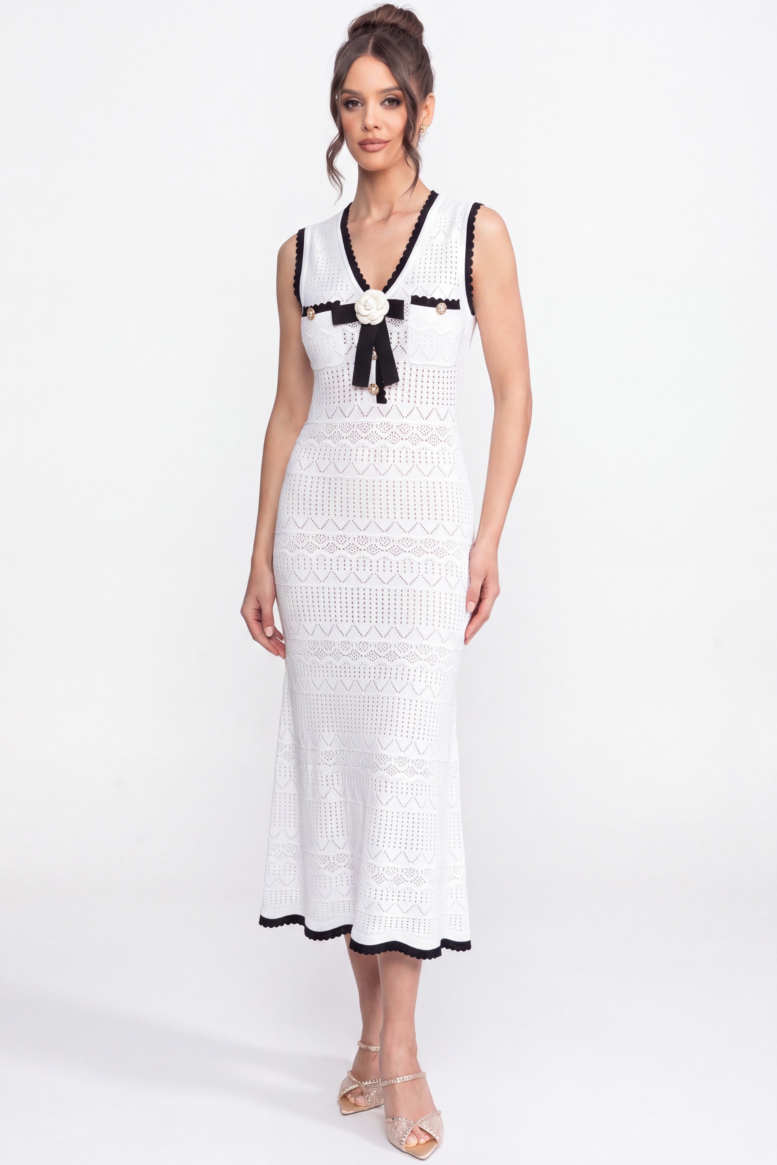 Robe midi en crochet tricotée avec bordure noire et nœud - blanche 