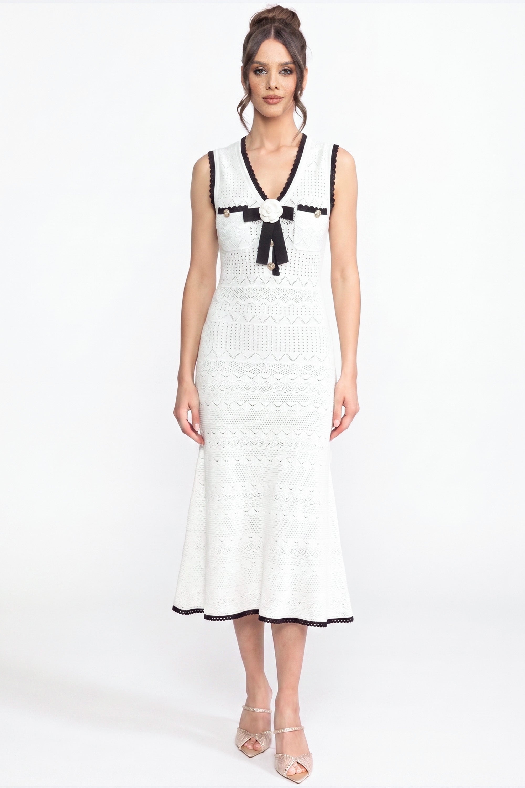 Robe midi en crochet tricotée avec bordure noire et nœud - blanche 