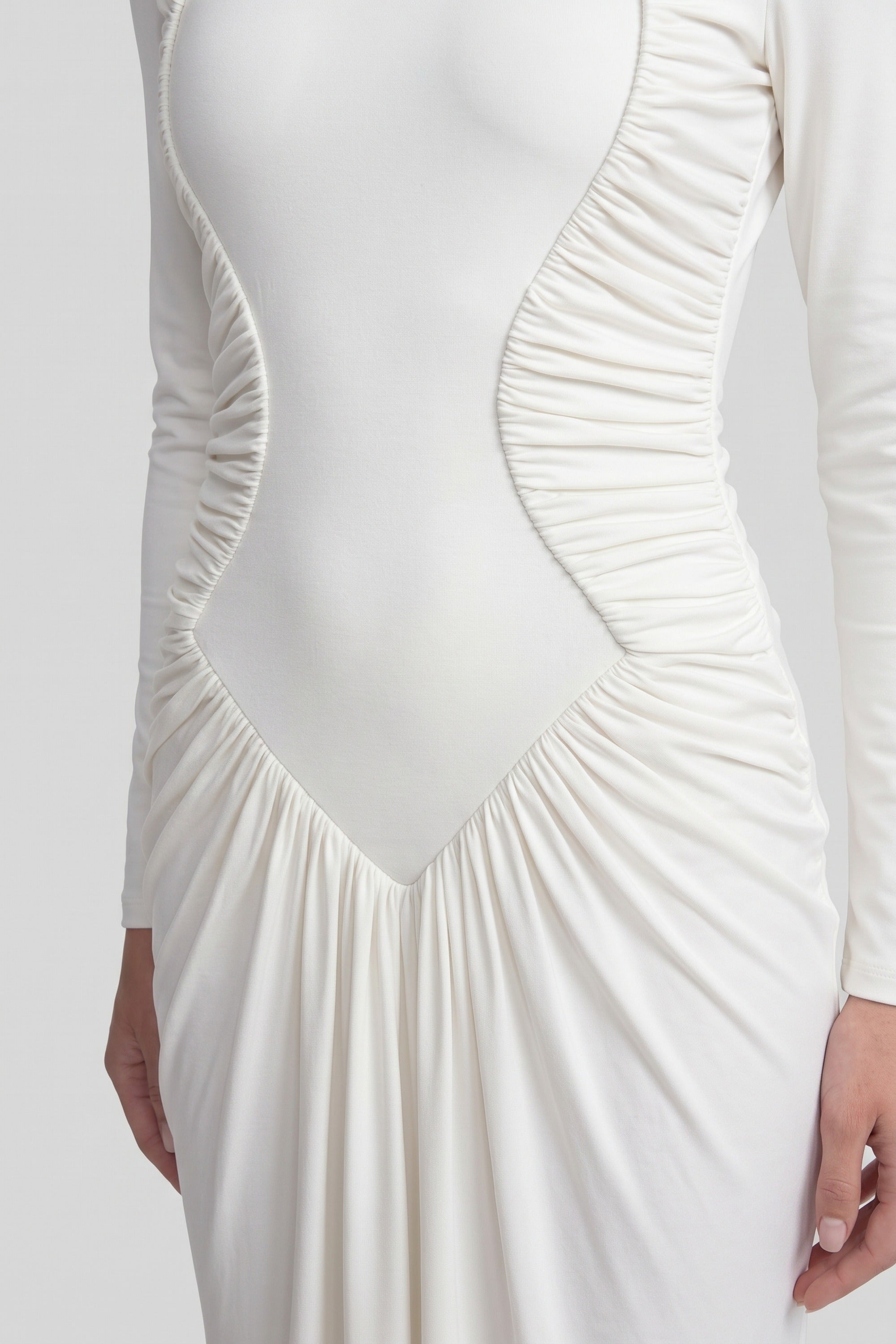 Robe sirène froncée à col montant et manches longues avec drapé diagonal - blanc 