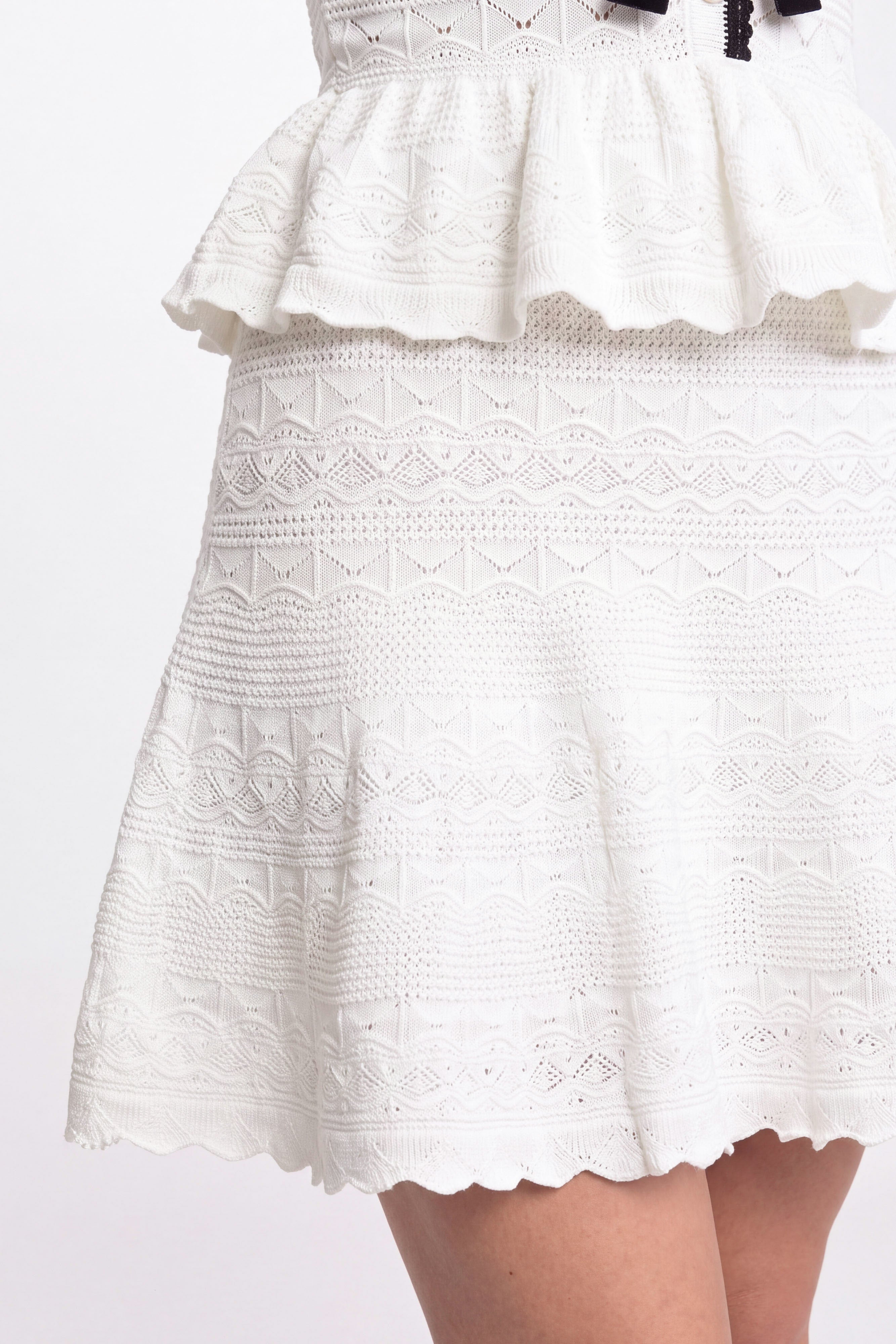 Robe mini en maille à basque avec finitions contrastées et nœud - Blanc 