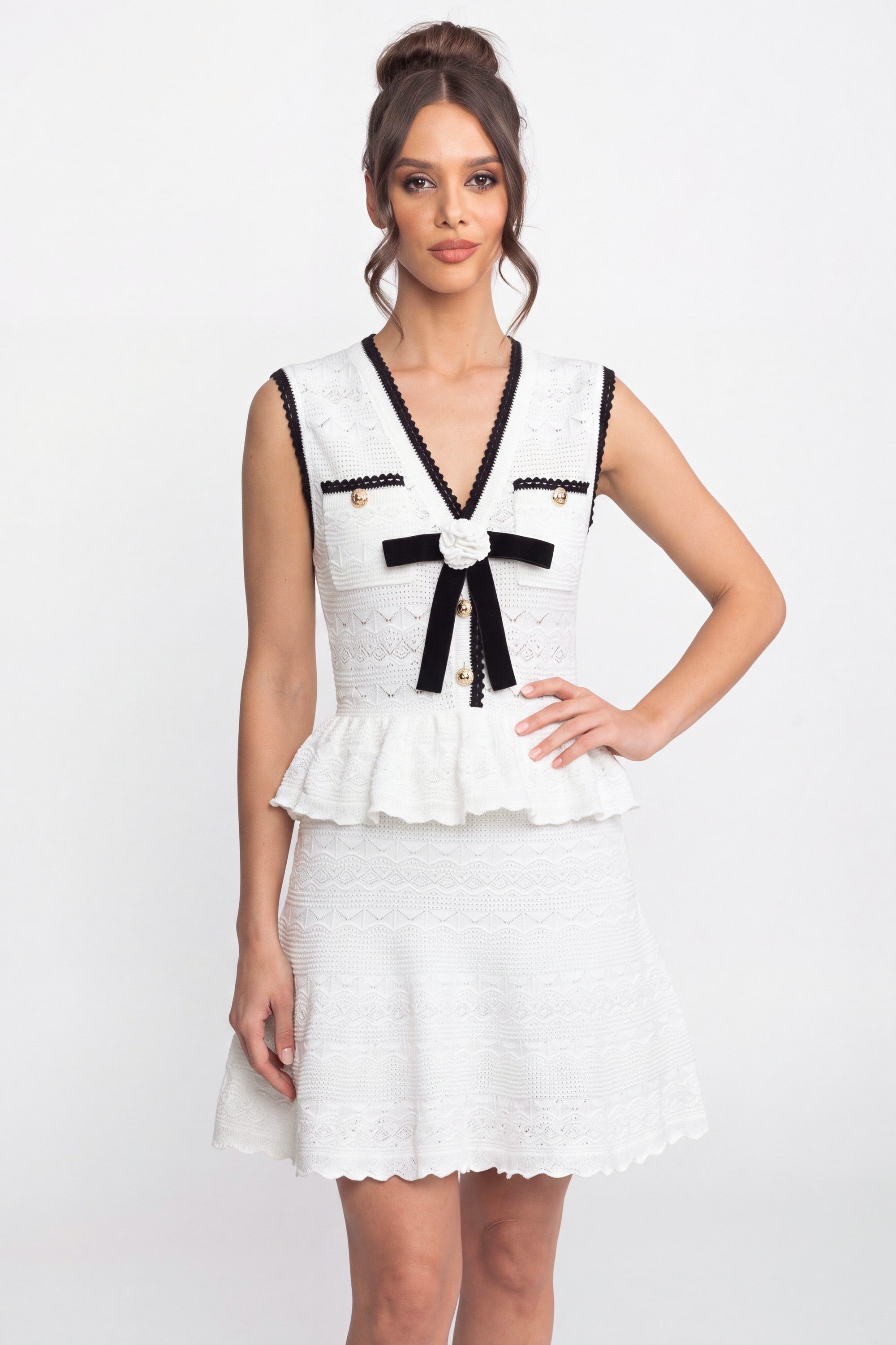 Robe mini en maille à basque avec finitions contrastées et nœud - Blanc 