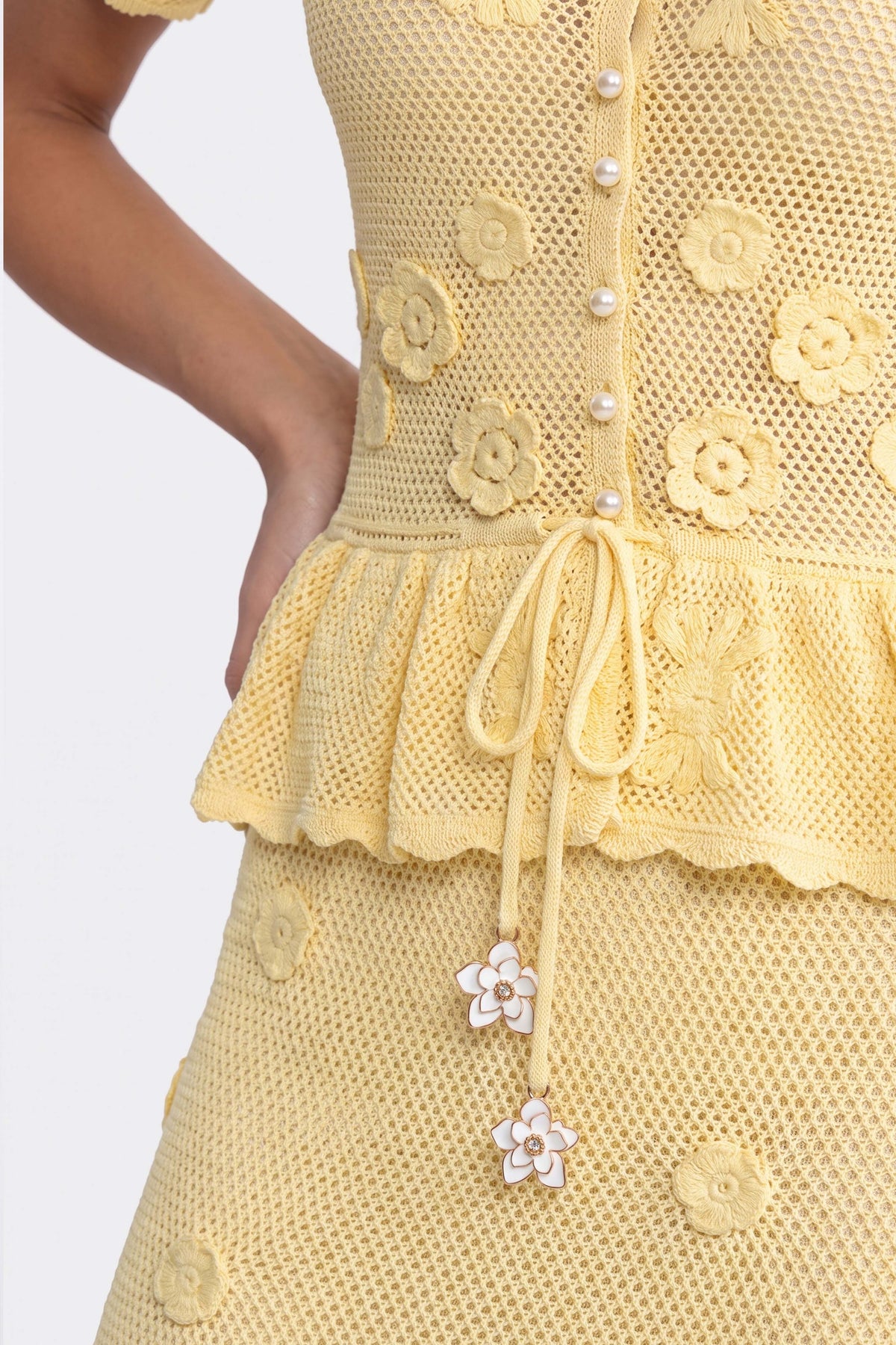 Robe mini peplum en crochet floral avec taille à cordon de serrage - Jaune 